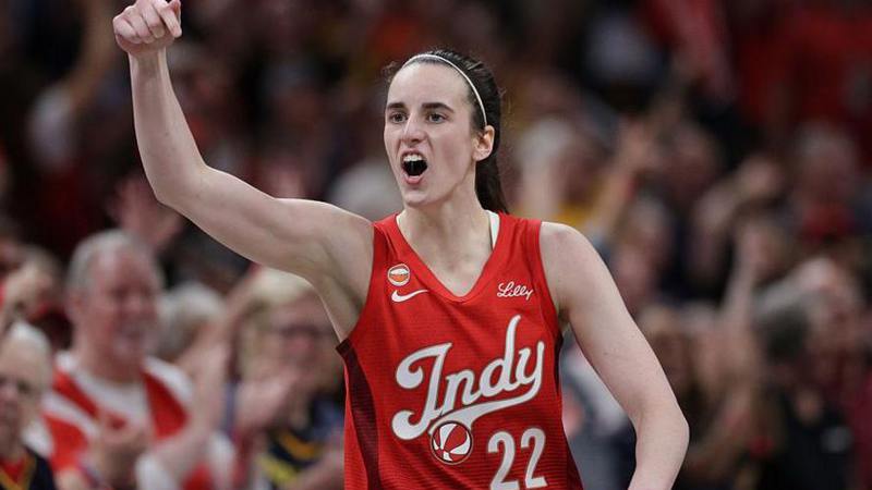 【篮球】克拉克创纪录， WNBA史上首次取得40分、10助
